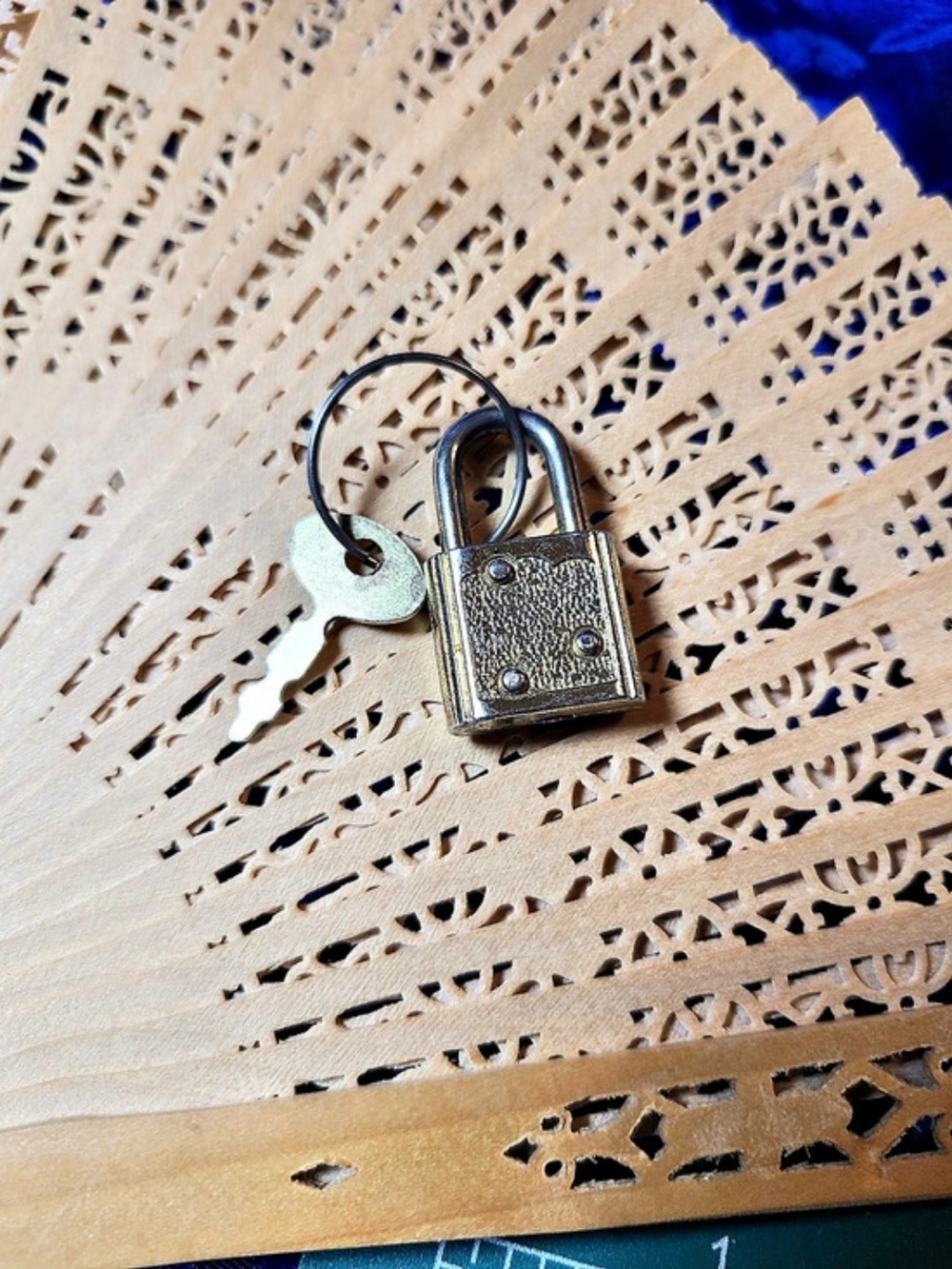 Small Padlock With Key - Picture 2 of 9